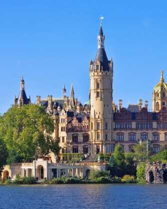 Urlaub für Kultur- und Naturfreunde. Besuchen Sie das Schweriner Schloss.