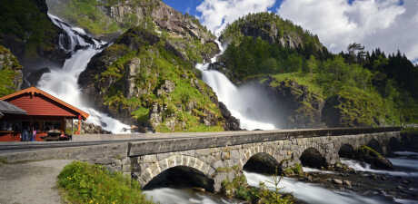 Günstig reisen mit dem Auto zum Låtefossen in Norwegen
